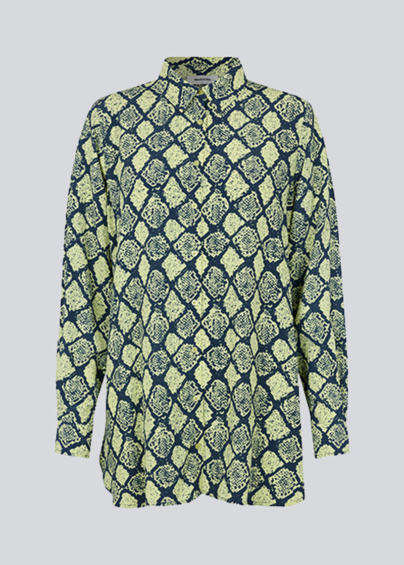 Relaxed, long shirt with a loose-fit silhouette in snake print. CamilaMD print shirt is designed with long sleeves with cuff, collar, and buttons in front. The model is 177 cm and wears a size S/36.