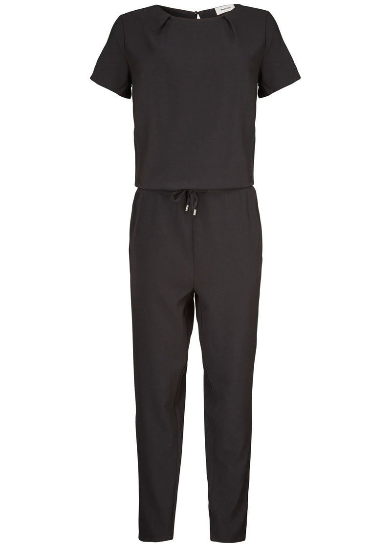 Classic jumpsuit with short sleeves. Campell jumpsuit has a tie string which highlights the waistband. The jumpsuit has a round neckline and a keyhole opening with a small button at back.