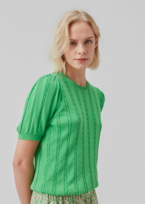 Short sleeved jumper in green in cable knit with a round neck and puff sleeves. CarltonMD o-neck has a slim and stretchy shape.
