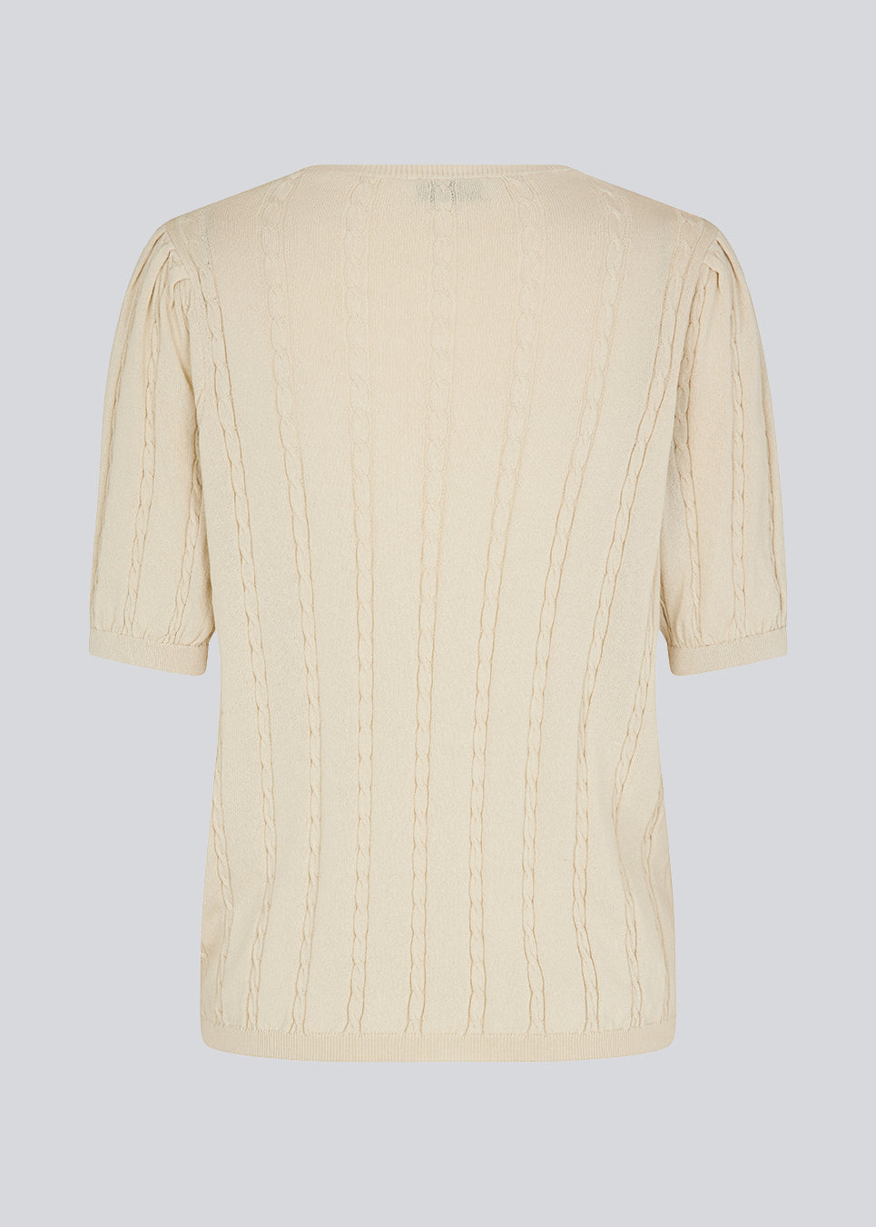 Short sleeved jumper in beige in cable knit with a round neck and puff sleeves. CarltonMD o-neck has a slim and stretchy shape. Shop the matching skirt: CarltonMD skirt. The model is 177 cm and wears a size S/36.