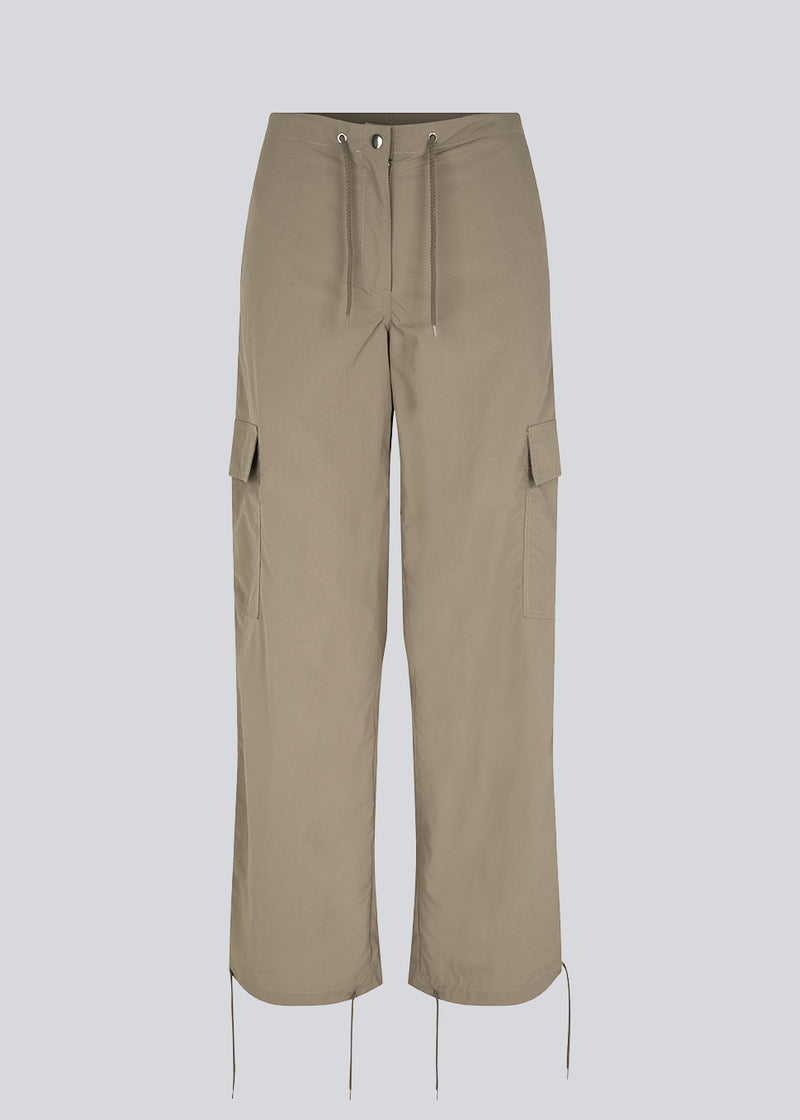 Cargo pants in nylon with straight legs and patch-pockets on the legs. CarmoMD pants has adjustable ties at the waist and hem.  The model is 177 cm and wears a size S/36.
