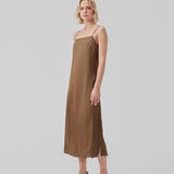 Slip in dress in satin with an A-shape and classic expression. CarwynMD dress has adjustable spaghetti straps and a straight neckline in front and back. The model is 177 cm and wears a size S/36.