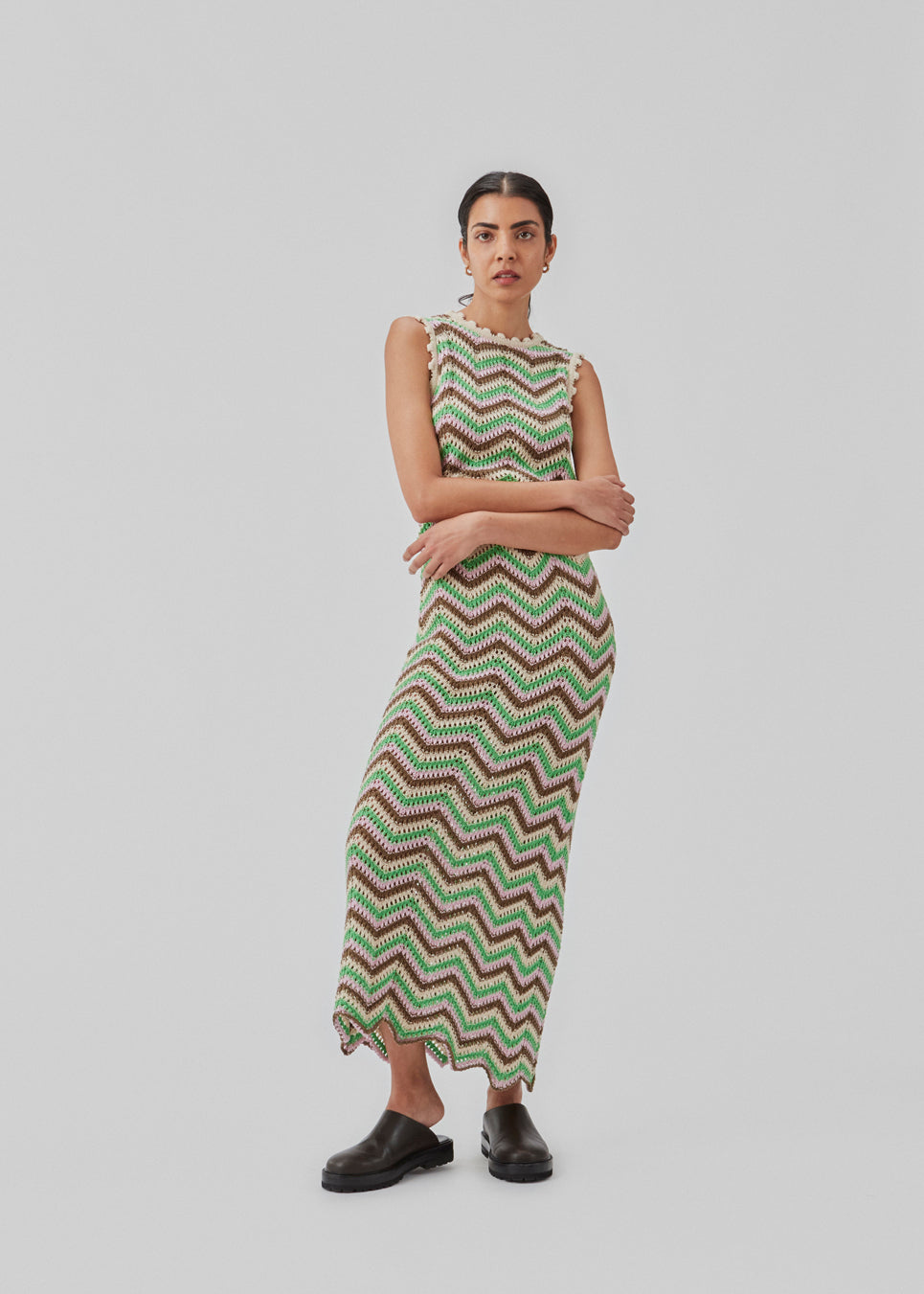 Long sleeveless dress in a multicolored organic cotton crochet. CaryMD dress has detailed trimmings and a deep v-neckline in the back. The model is 177 cm and wears a size S/36.