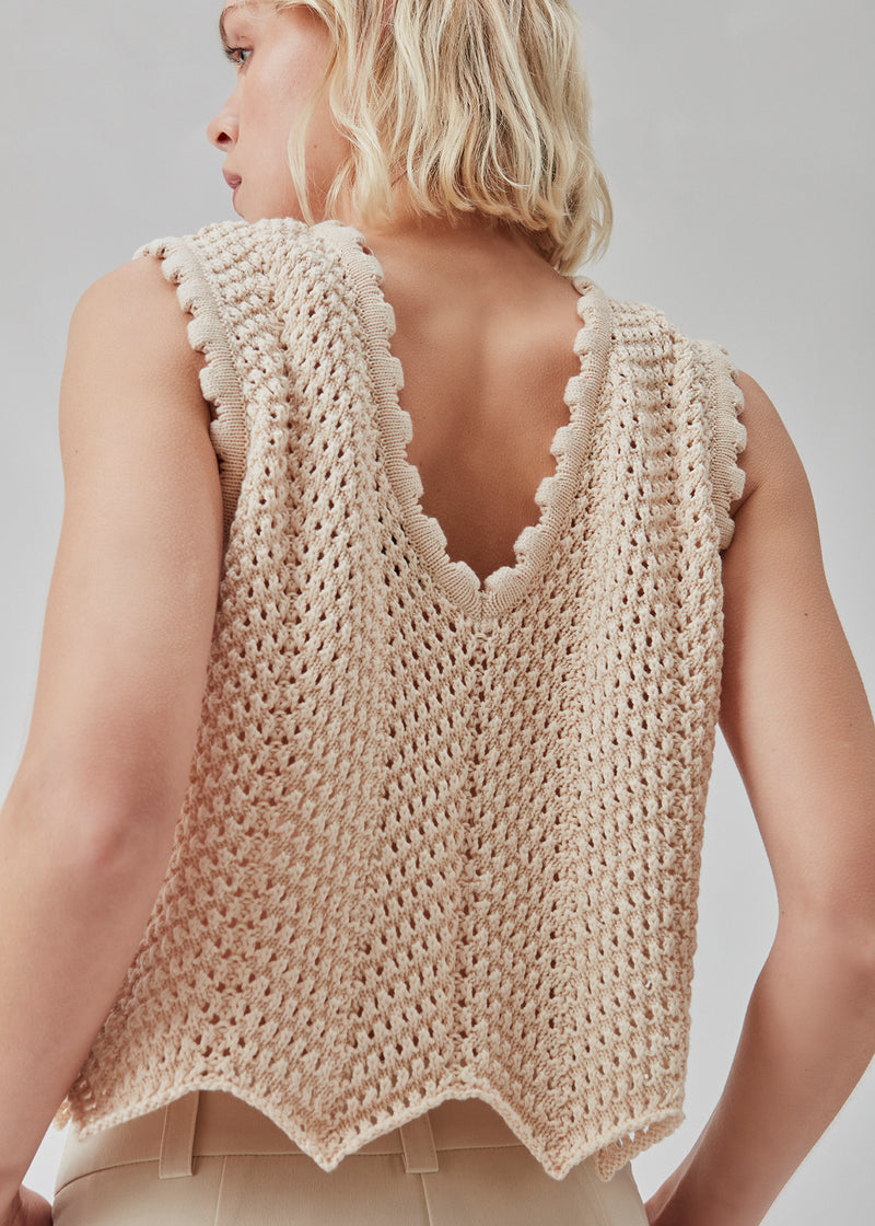 Crochet top in beige without sleeves in organic cotton. CaryMD top has detailed trimmings and a deep v-neckline in the back. The model is 177 cm and wears a size S/36.