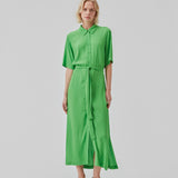 Long shirt dress with short wide sleeves, collar, buttons in front, and tiebelt at the waist. CashMD long dress is crafted from an EcoVero viscose. The model is 174 cm and wears a size S/36.