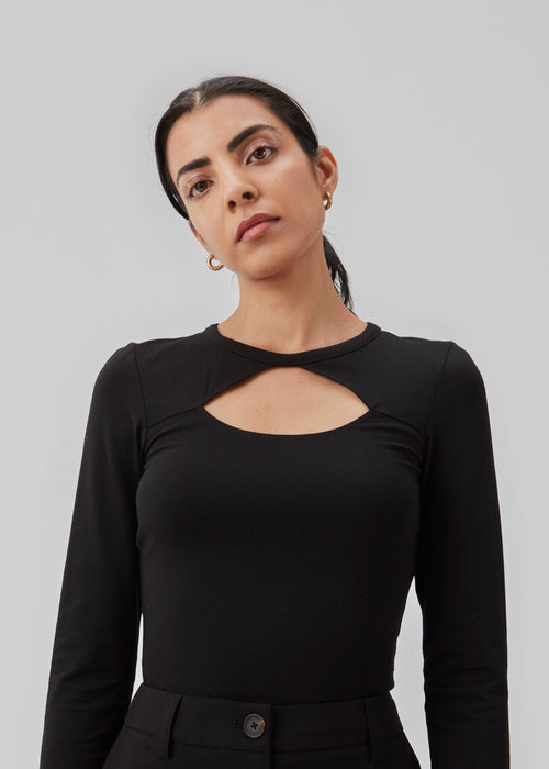 Slim-fitted top with long sleeves in soft cotton jersey. CarsonMD top has a decorative cut out in front.