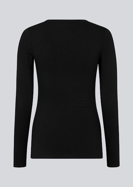 Slim-fitted top with long sleeves in soft cotton jersey. CarsonMD top has a decorative cut out in front.