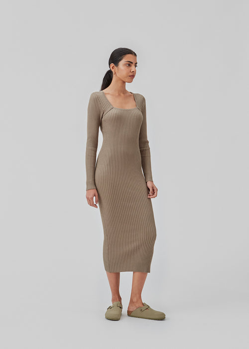 Rib knitted maxi dress with a stretchy, fitted shape. CateMD dress is a long-sleeved style with a square neckline.