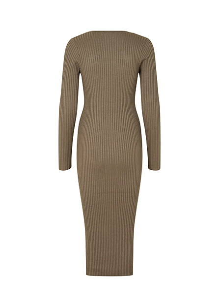 Rib knitted maxi dress with a stretchy, fitted shape. CateMD dress is a long-sleeved style with a square neckline.