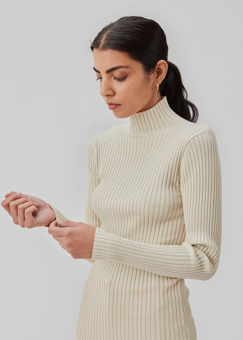 Slim fitted long-sleeved top in the color Summer Sand in a stretchy rib knit with a high neck. Made from more responsible materials.Slim fitted long-sleeved top in the color Summer Sand in a stretchy rib knit with a high neck. Made from more responsible materials.