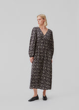 Long dress with elasticated puff sleeves, v-neckline in both front and back, and an elastic detail at the waist. CelineMD print dress is made from an EcoVero viscose with floral print.