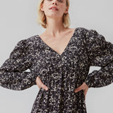 Long dress with elasticated puff sleeves, v-neckline in both front and back, and an elastic detail at the waist. CelineMD print dress is made from an EcoVero viscose with floral print.