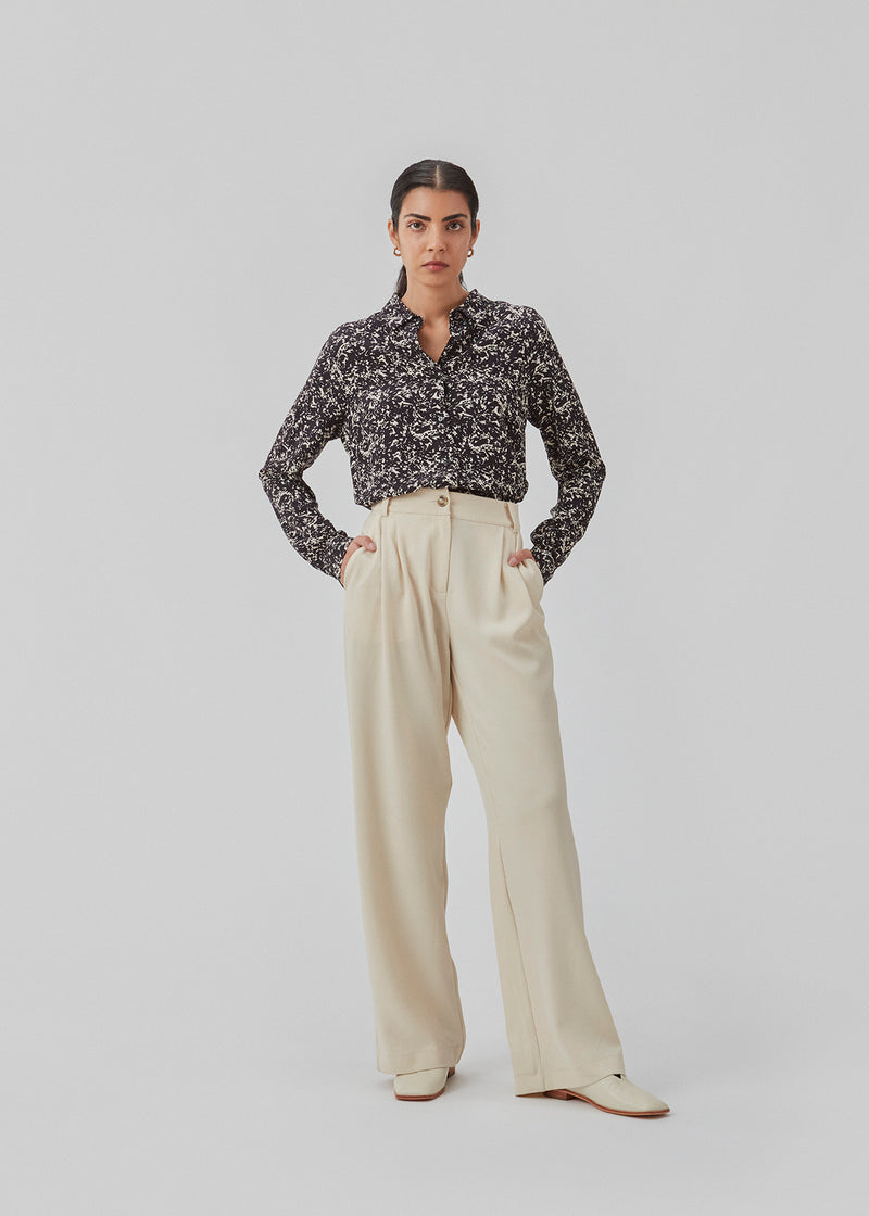 Loose shirt with a more relaxed fit in an EcoVero viscose material with floral print. CelineMD print shirt has a collar, long sleeves with cuff, and button closure in front.