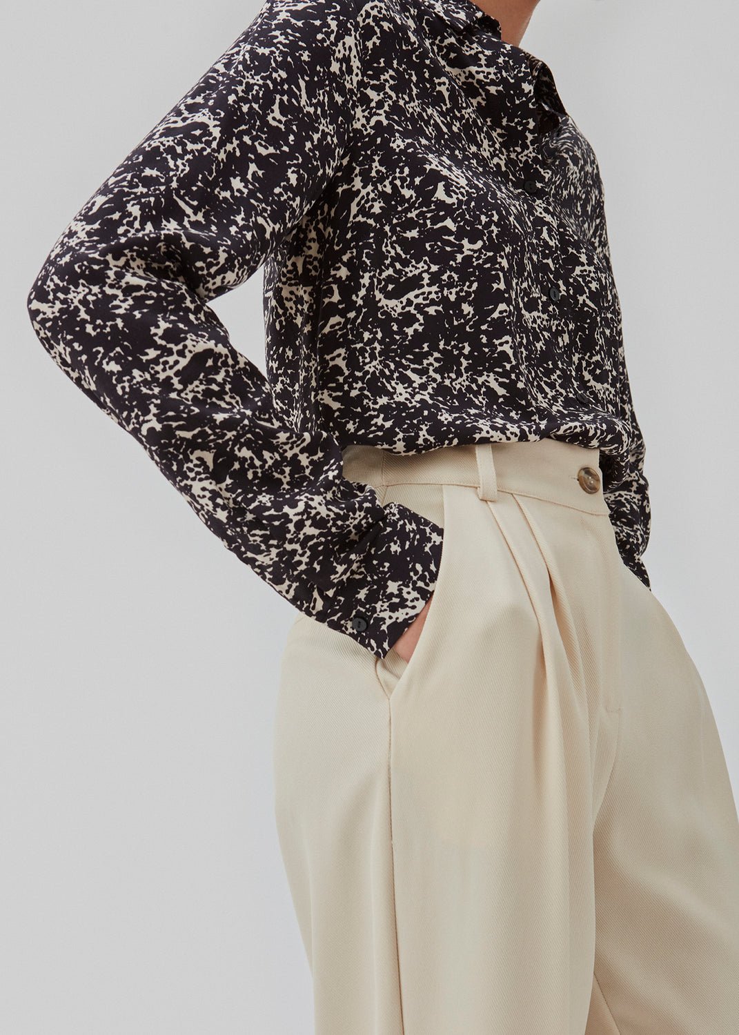 Loose shirt with a more relaxed fit in an EcoVero viscose material with floral print. CelineMD print shirt has a collar, long sleeves with cuff, and button closure in front.