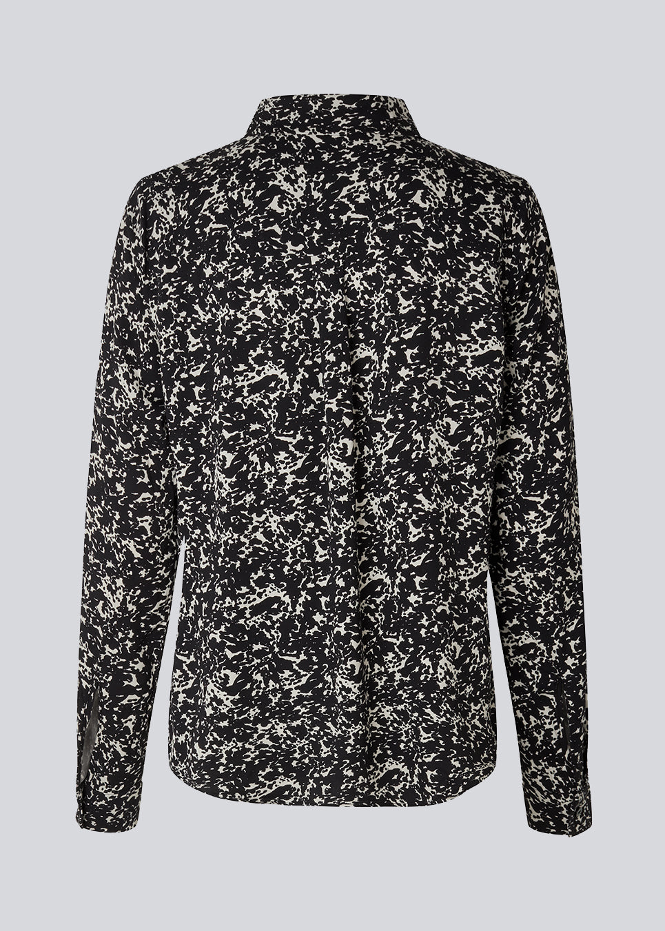 Loose shirt with a more relaxed fit in an EcoVero viscose material with floral print. CelineMD print shirt has a collar, long sleeves with cuff, and button closure in front.  The model is 177 cm and wears a size S/36.