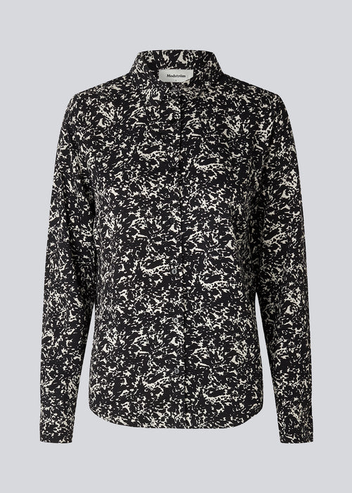 Loose shirt with a more relaxed fit in an EcoVero viscose material with floral print. CelineMD print shirt has a collar, long sleeves with cuff, and button closure in front.  The model is 177 cm and wears a size S/36.