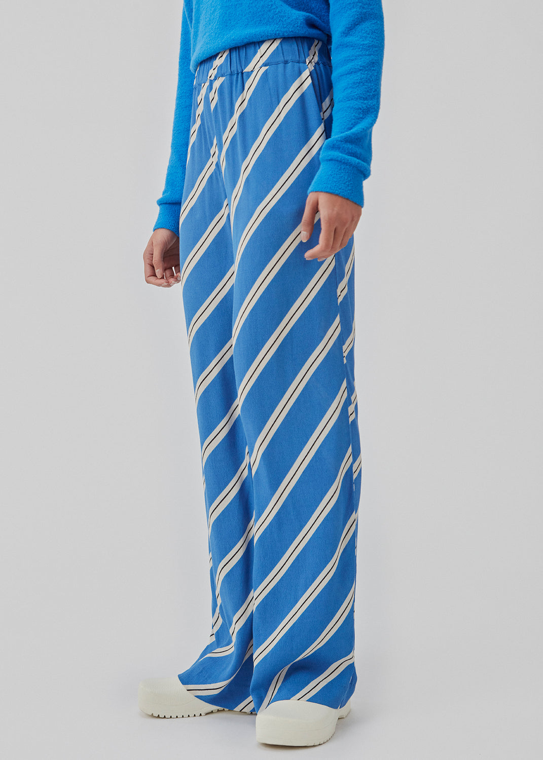 Pants designed with a loose fit and wide legs with a diagonal stripe print. CenniMD print pants has an elasticated waist for ekstra comfort.  Match with CenniMD print shirt to complete the look.