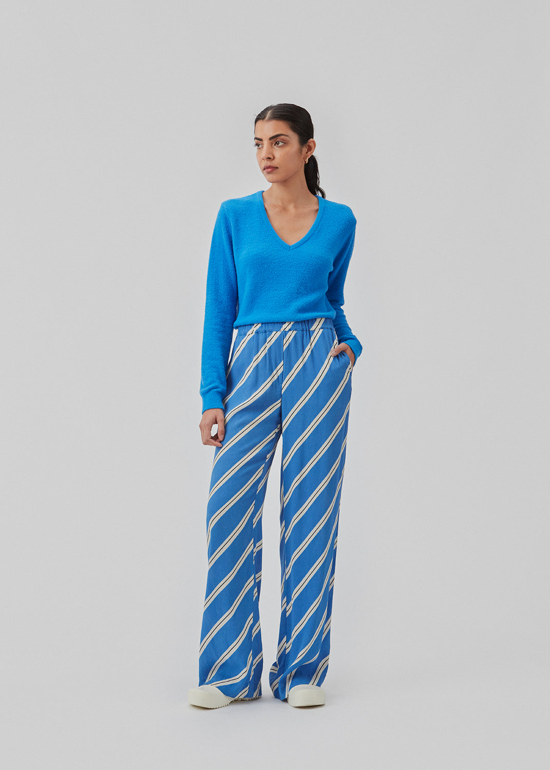 Pants designed with a loose fit and wide legs with a diagonal stripe print. CenniMD print pants has an elasticated waist for ekstra comfort.  Match with CenniMD print shirt to complete the look.