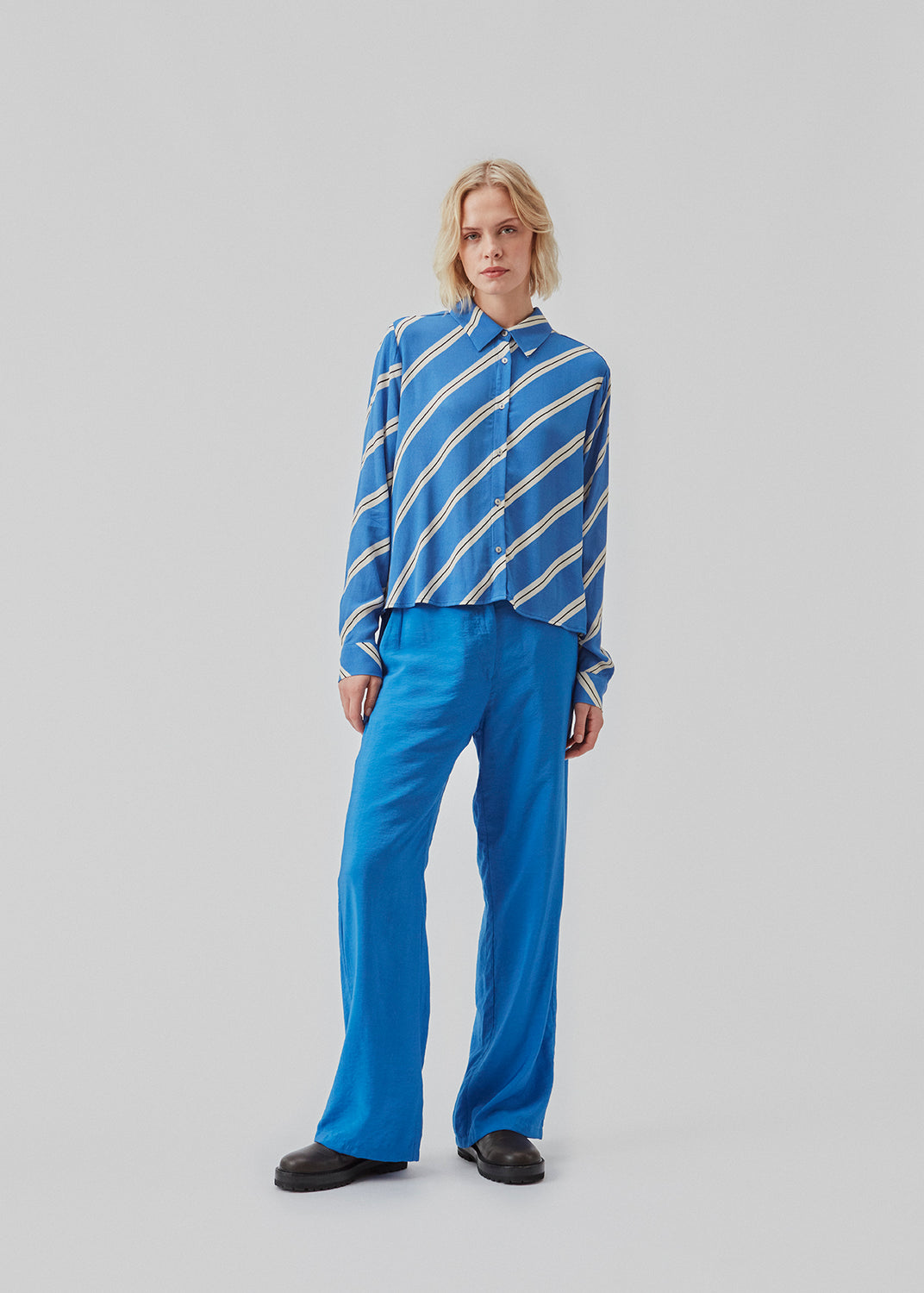 Easy shirt with a loose silhouette. CenniMD print shirt is crafted from an EcoVero viscose quality with diagonal stripes.  Match with CenniMD print pants to complete the look.