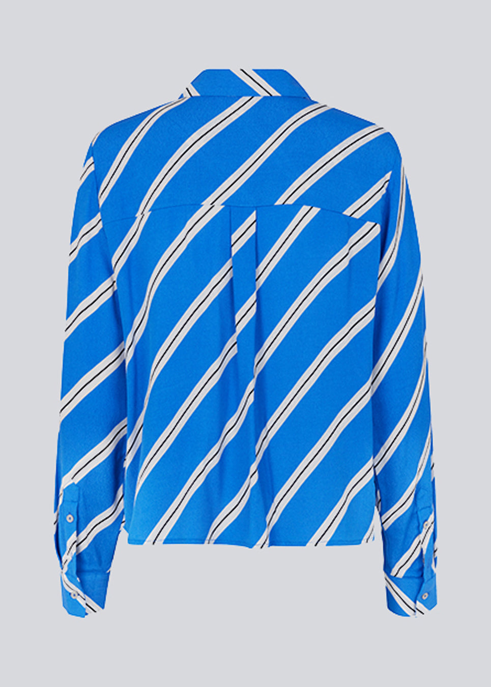 Easy shirt with a loose silhouette. CenniMD print shirt is crafted from an EcoVero viscose quality with diagonal stripes. The model is 177 cm and wears a size S/36.  Match with CenniMD print pants to complete the look.  Material:
