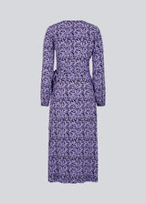 Long dress with wrap effekt and tiebelt at the waist. ChesliMD print wrap dress has long puff sleeves and v-neckline.  The model is 177 cm and wears a size S/36.