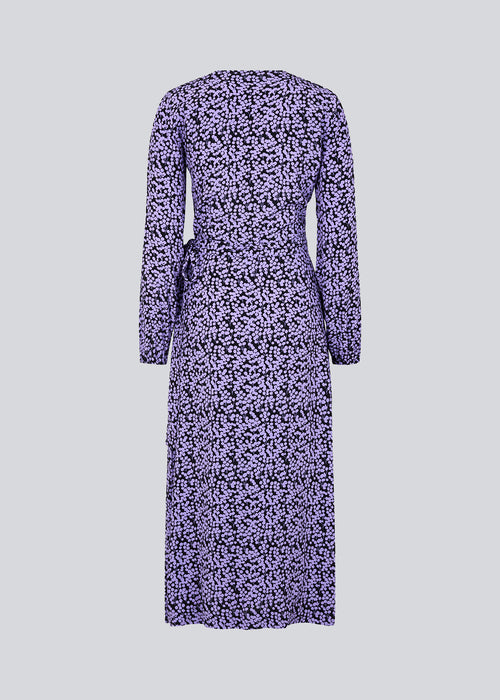 Long dress with wrap effekt and tiebelt at the waist. ChesliMD print wrap dress has long puff sleeves and v-neckline.  The model is 177 cm and wears a size S/36.