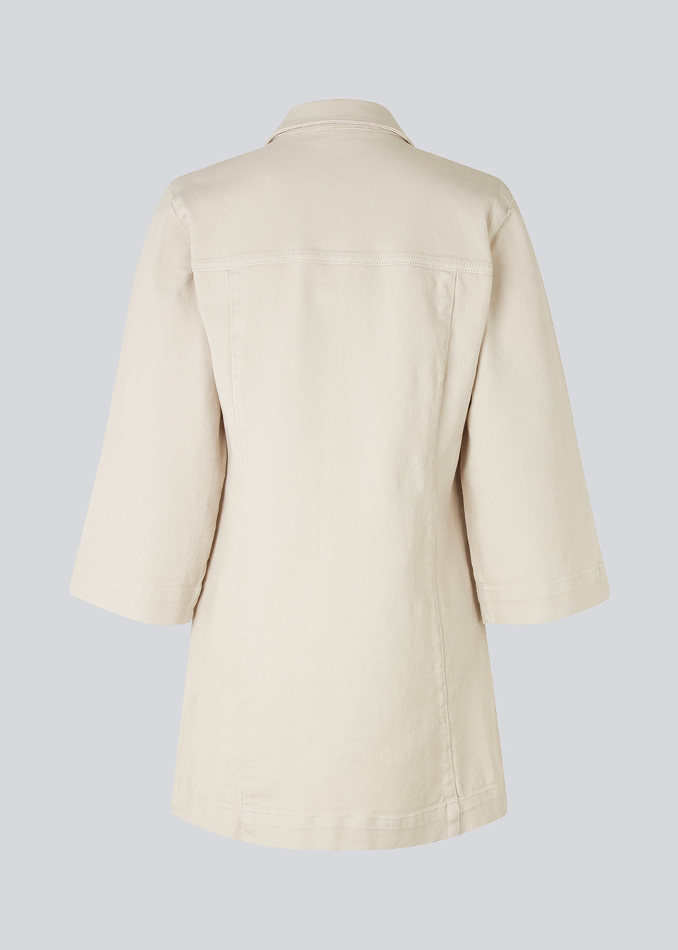 Short denim dress with a slight figure-hugging silhouette. ChikoMD dress has a collar and buttons down the front and 3/4 length wide sleeves. The model is 177 cm and wears a size S/36.  