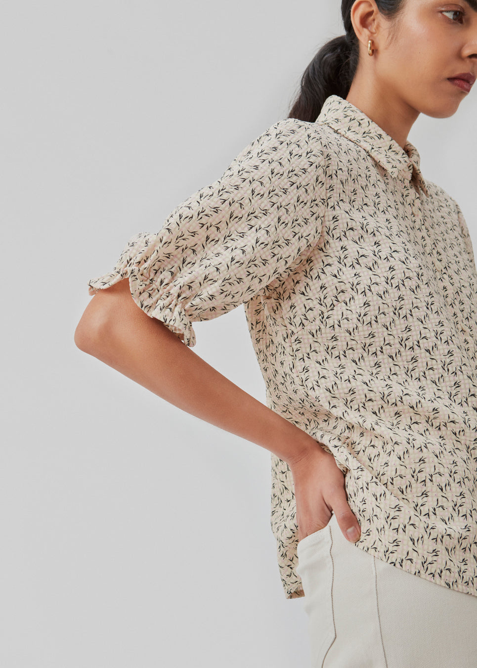 Shirt in a lightweight quality with floral print. ChrissyMD print shirt has a normal collar, buttons in front, and 3/4 length puff sleeves with elasticated. The model is 174 cm and wears a size S/36.