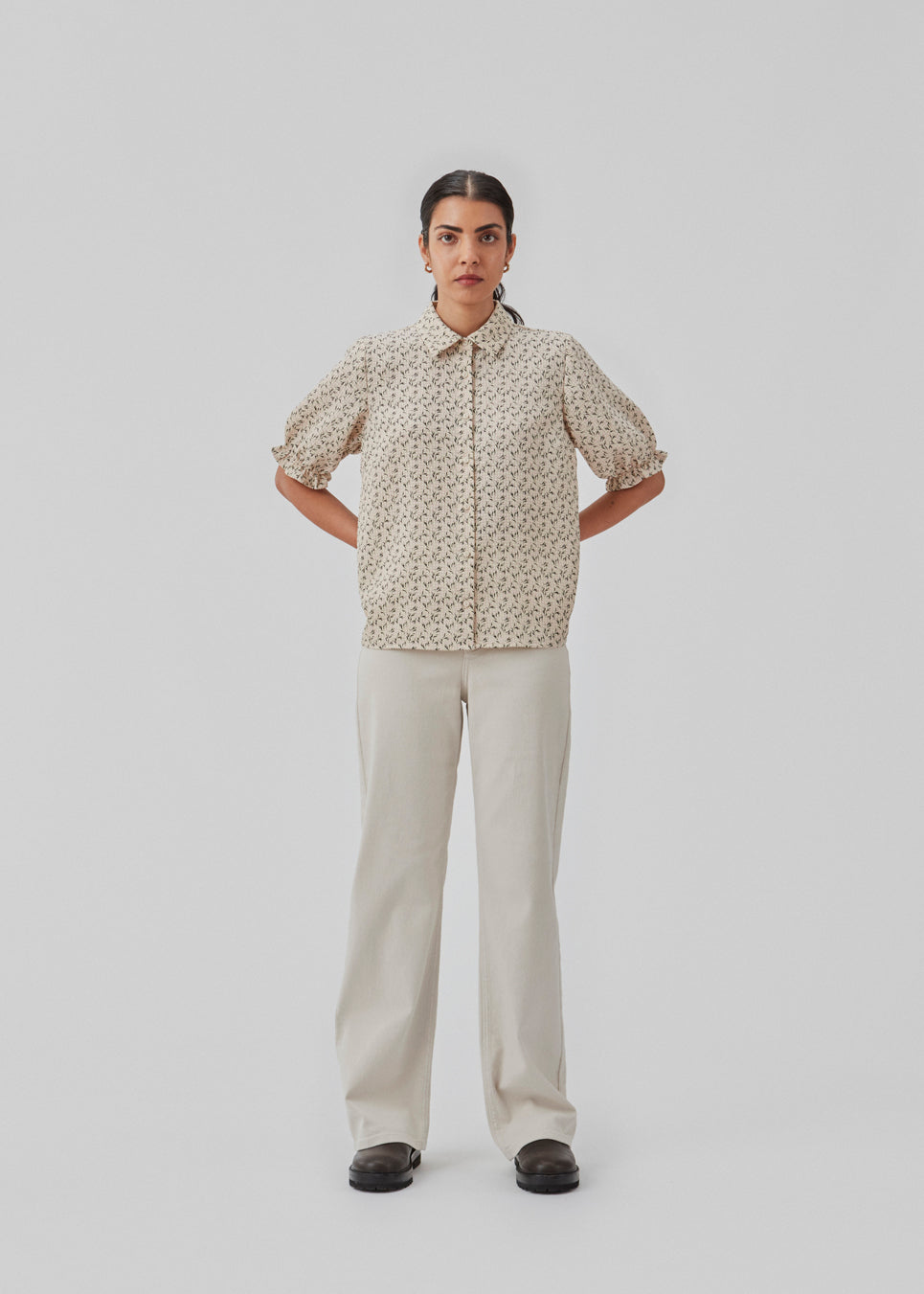 Shirt in a lightweight quality with floral print. ChrissyMD print shirt has a normal collar, buttons in front, and 3/4 length puff sleeves with elasticated. The model is 174 cm and wears a size S/36.
