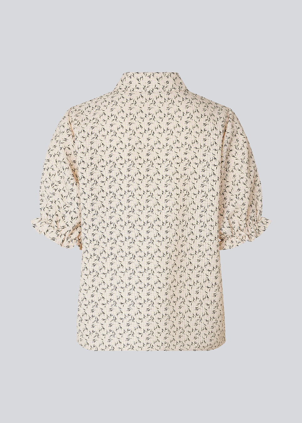 Shirt in a lightweight quality with floral print. ChrissyMD print shirt has a normal collar, buttons in front, and 3/4 length puff sleeves with elasticated. The model is 174 cm and wears a size S/36.