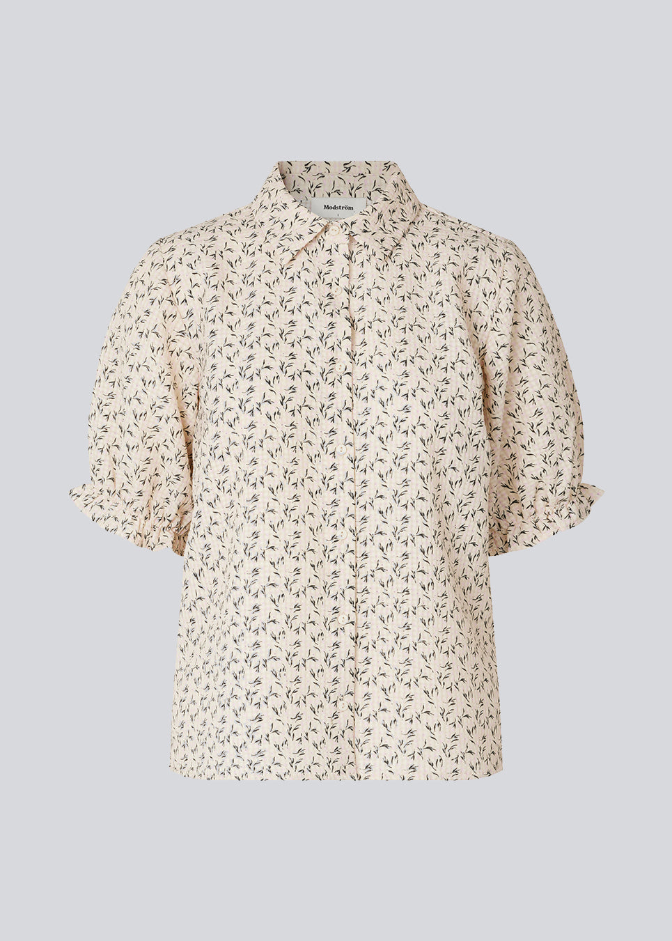 Shirt in a lightweight quality with floral print. ChrissyMD print shirt has a normal collar, buttons in front, and 3/4 length puff sleeves with elasticated. The model is 174 cm and wears a size S/36.