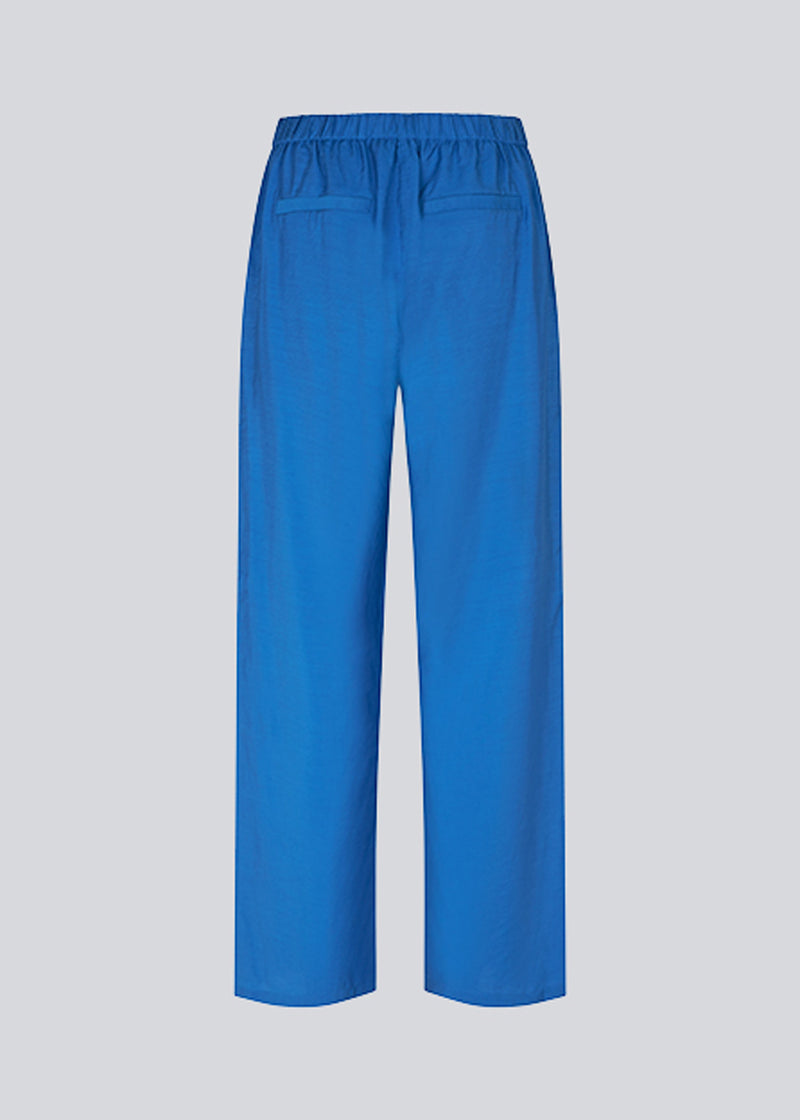 Loose-fitting pants with wide legs in EcoVero viscose. ChristopherMD pants has a medium waist with concealed elastication in the back, and concealed hook-and-eye fastening. Lined.