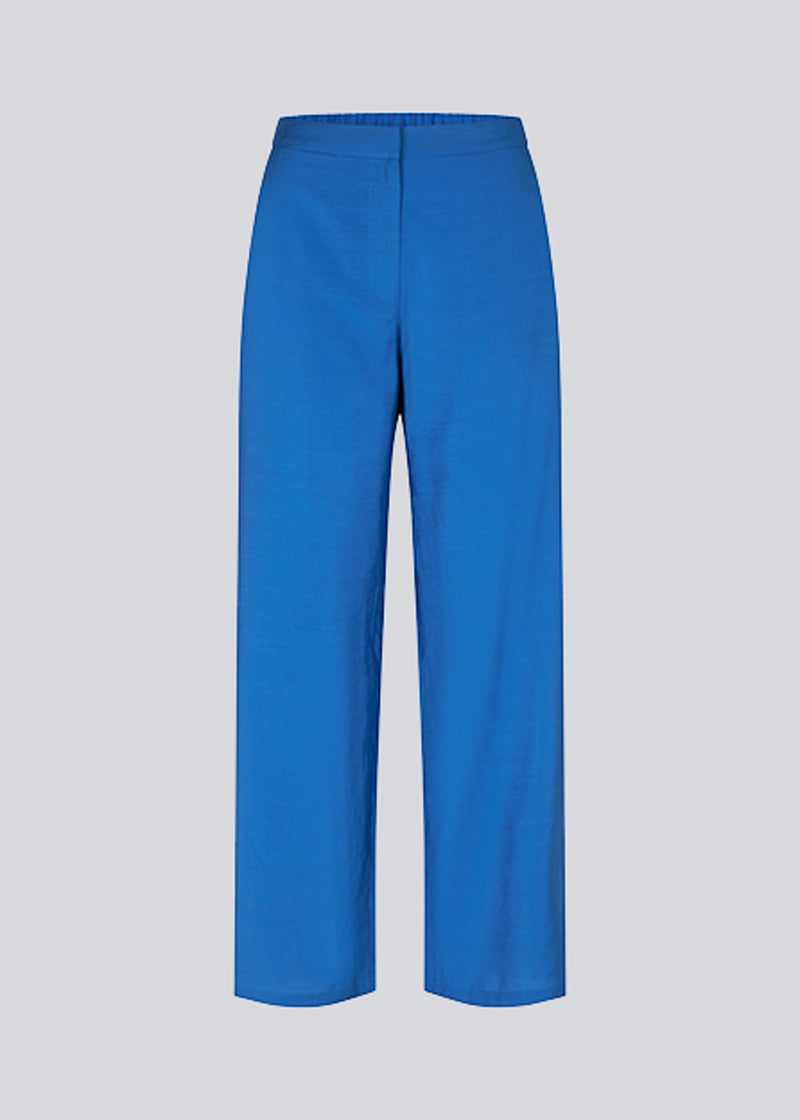 Loose-fitting pants with wide legs in EcoVero viscose. ChristopherMD pants has a medium waist with concealed elastication in the back, and concealed hook-and-eye fastening. Lined.