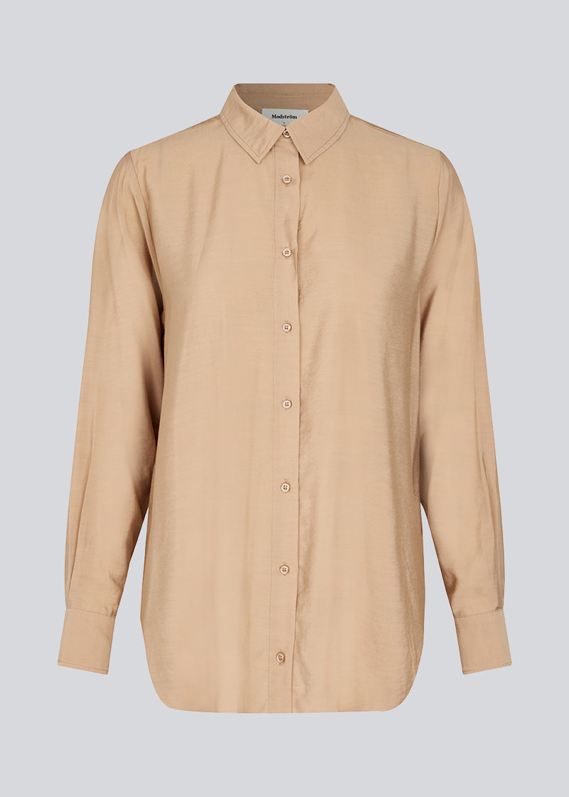 Easy-fitting shirt in beige with a relaxed fit in an EcoVero viscose blend. ChristopherMD shirt has a collar, long sleeves with cuff. Button closure in front. The model is 174 cm and wears a size S/36.