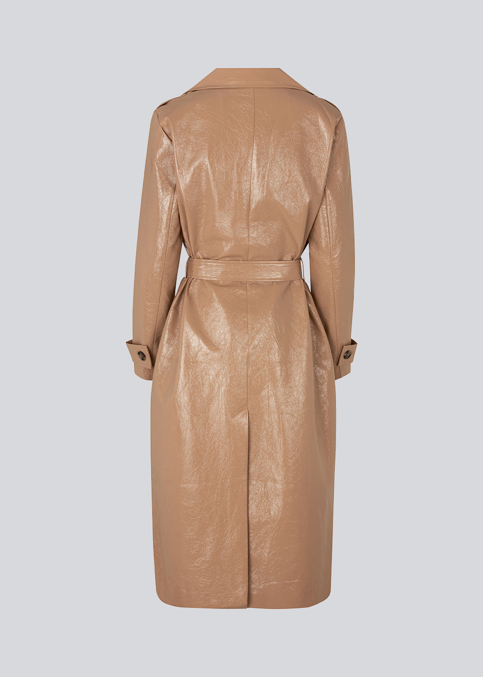 Coat in a shiny material. CollinsMD coat has a classic trenchcoat look with wide collar and lapel, button closure, and belt at the waist.  The model is 177 cm and wears a size S/36.