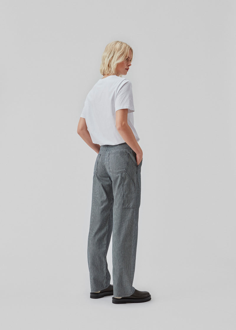 Straight fit jeans in a soft cotton quality without stretch. CoralMD jeans has a medium waist and straight legs with stripes.  The model is 177 cm and wears a size S/36.