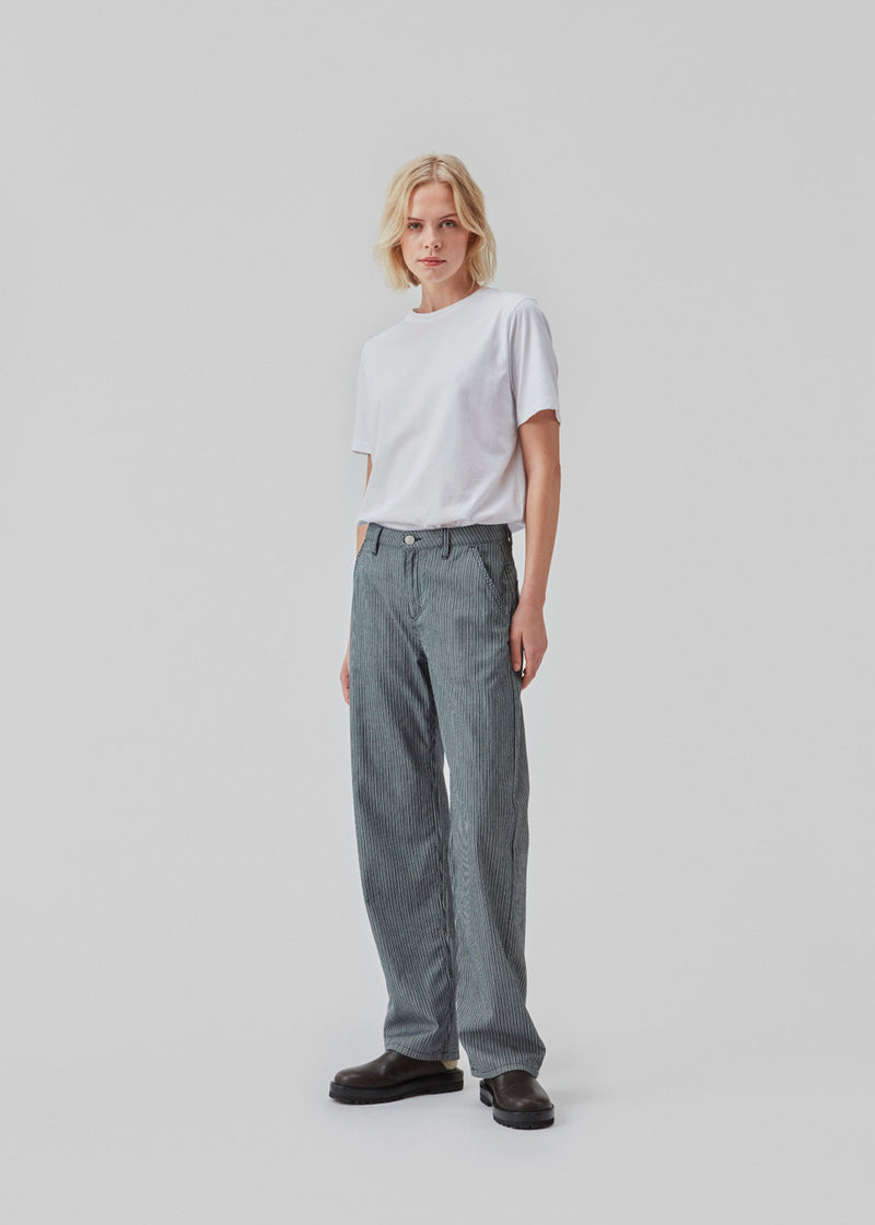 Straight fit jeans in a soft cotton quality without stretch. CoralMD jeans has a medium waist and straight legs with stripes.  The model is 177 cm and wears a size S/36.
