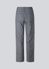 Straight fit jeans in a soft cotton quality without stretch. CoralMD jeans has a medium waist and straight legs with stripes.  The model is 177 cm and wears a size S/36.