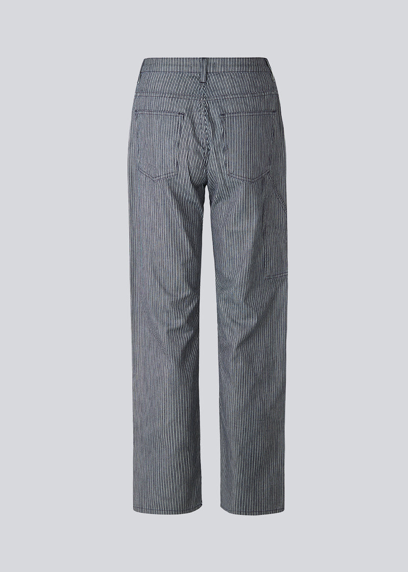 Straight fit jeans in a soft cotton quality without stretch. CoralMD jeans has a medium waist and straight legs with stripes.  The model is 177 cm and wears a size S/36.