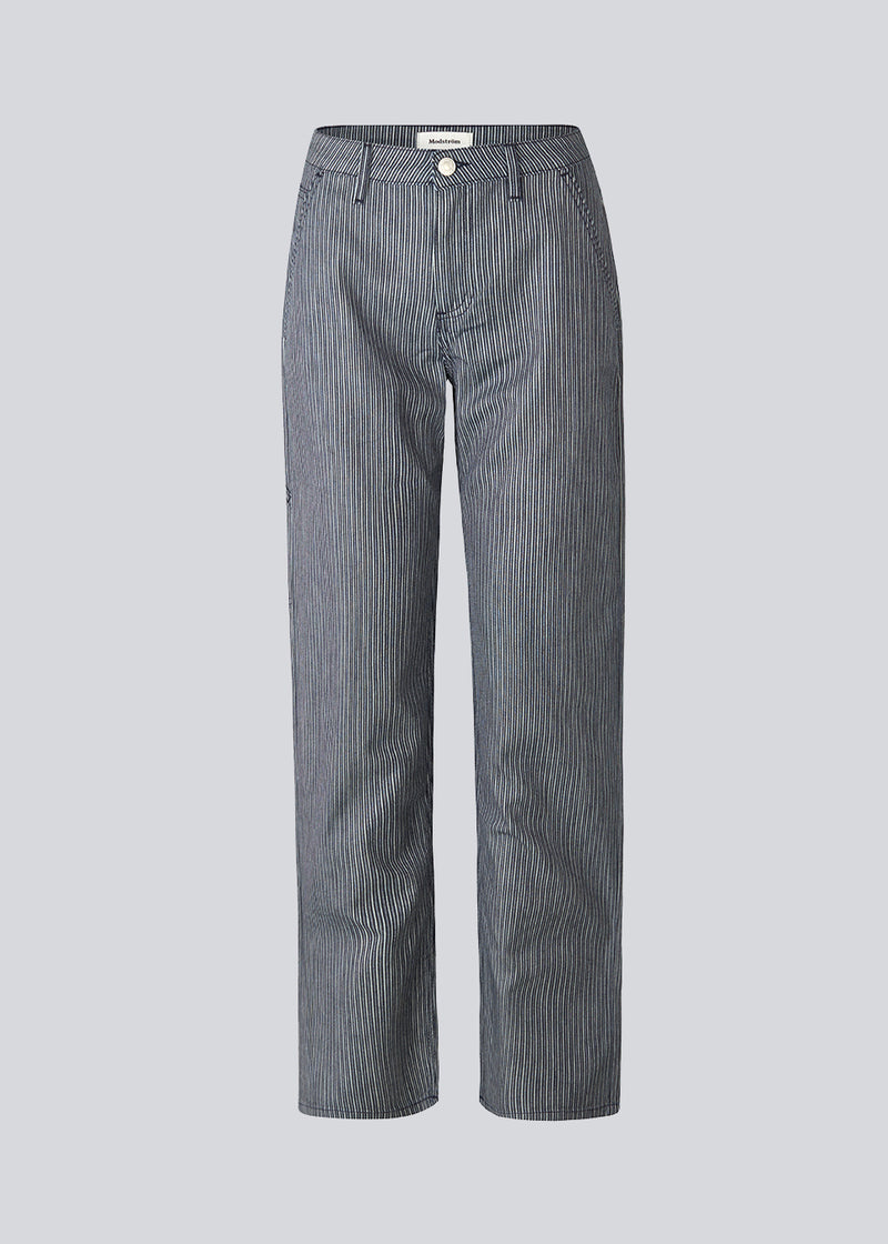 Straight fit jeans in a soft cotton quality without stretch. CoralMD jeans has a medium waist and straight legs with stripes.  The model is 177 cm and wears a size S/36.