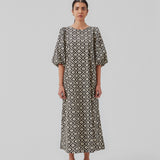 Long dress with a wide skirt and voluminous puff sleeves. CoraMD print dress has a round neck with a cut out and bow in the back. Made from organic cotton.  The model is 174 cm and wears a size S/36.