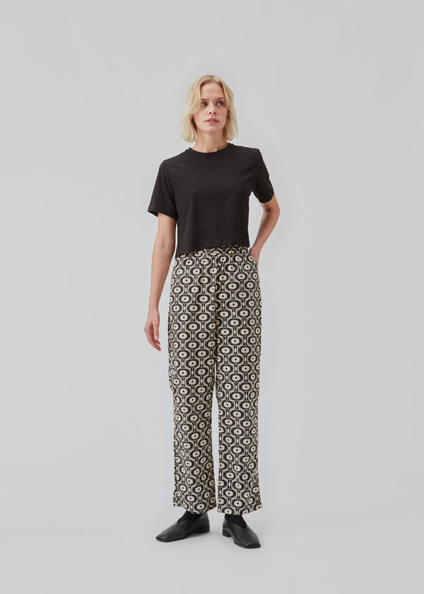Easy-fitting pants in organic cotton and print. CoraMD print pants have straight legs and a medium waist with covered elasticated. The model is 174 cm and wears a size S/36.