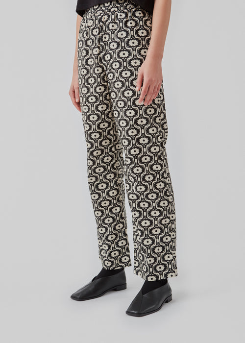Easy-fitting pants in organic cotton and print. CoraMD print pants have straight legs and a medium waist with covered elasticated. The model is 174 cm and wears a size S/36.
