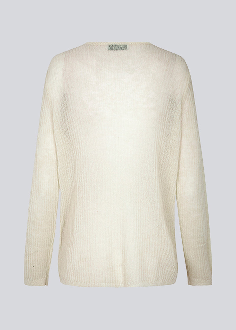Fine-knit beige jumper in a lightweight quality with wool. CordellMD o-neck has a relaxed fit with a deep neckline and long sleeves.
