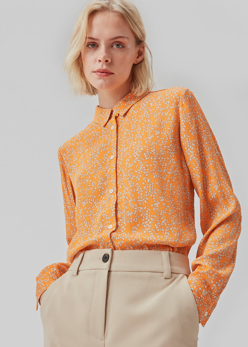 Everyday shirt in a printed EcoVero viscose. CorinnaMD print shirt has a relaxed shape with classic shirt details.  The model is 177 cm and wears a size S/36.