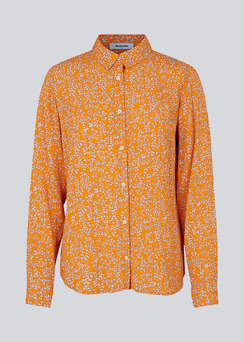 Everyday shirt in a printed EcoVero viscose. CorinnaMD print shirt has a relaxed shape with classic shirt details.