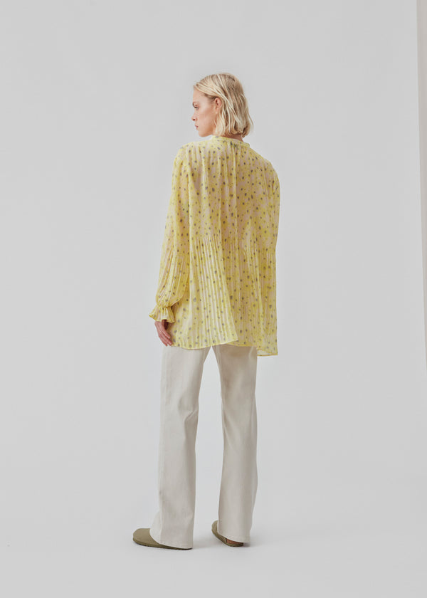 Pleated shirt with long, wide sleeves with a feminine elastic detail. CruzMD print shirt has a small, round neckline with detail in front. The shirt is slightly see-through.  The model is 177 cm and wears a size S/36.