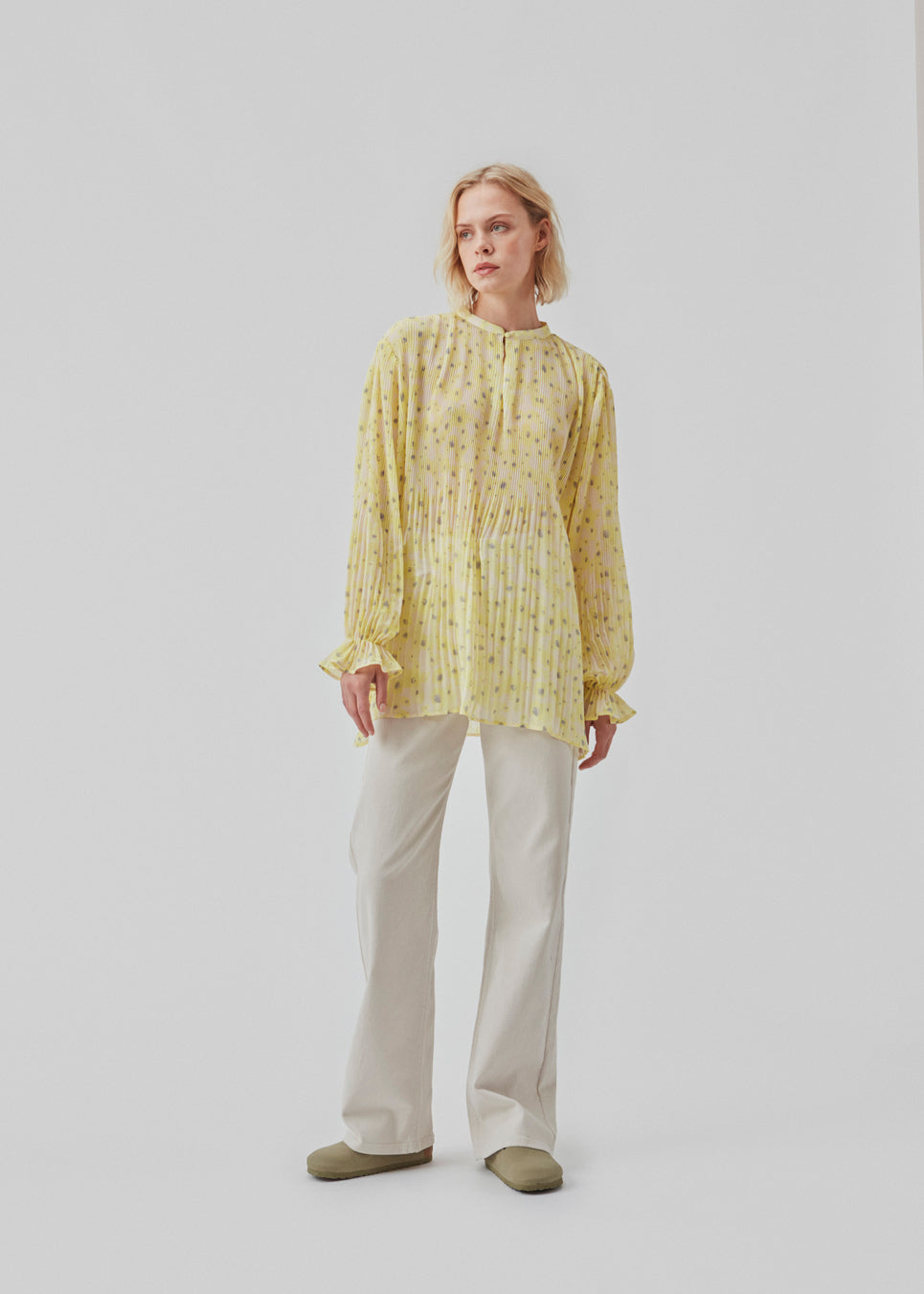 Pleated shirt with long, wide sleeves with a feminine elastic detail. CruzMD print shirt has a small, round neckline with detail in front. The shirt is slightly see-through.  The model is 177 cm and wears a size S/36.