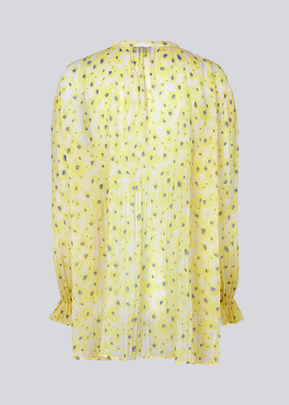 Pleated shirt with long, wide sleeves with a feminine elastic detail. CruzMD print shirt has a small, round neckline with detail in front. The shirt is slightly see-through.  The model is 177 cm and wears a size S/36.