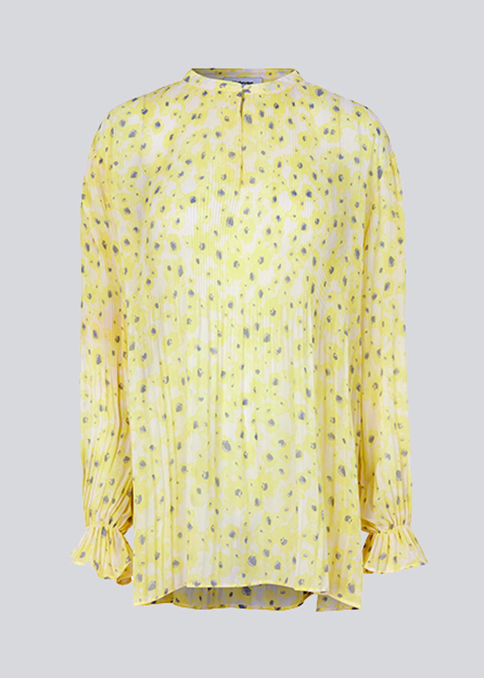 Pleated shirt with long, wide sleeves with a feminine elastic detail. CruzMD print shirt has a small, round neckline with detail in front. The shirt is slightly see-through.  The model is 177 cm and wears a size S/36.